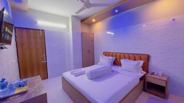 デラックス ダブルルーム | 高級寝具、羽毛の掛け布団、デスク、ノートパソコン用作業スペース