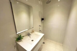 Deluxe Room | Bathroom