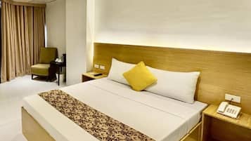 Escritorio, wifi gratis y ropa de cama