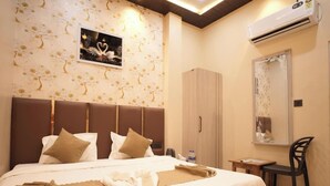 A hotel room with a bed, a wardrobe, a desk, and a chair. - Shree Shiven Homestay (Varanasi)