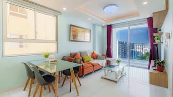 Apartamento júnior, sacada, vista para a cidade | Vista do quarto