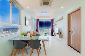 Junior Apartment, Balcony, City View | In-room dining