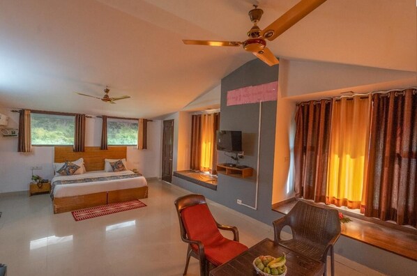 Kamar Keluarga, pemandangan kebun | Meja kerja, ruang kerja ramah laptop, dan setrika/meja setrika