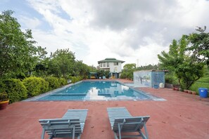 Hồ bơi ngoài trời 