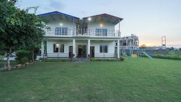 Quarto família, vista para o jardim | Escrivaninha, espaço de trabalho para notebook