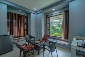 Phòng dành cho gia đình, quang cảnh vườn | Bàn, khu vực làm việc phù hợp cho laptop, bàn ủi/dụng cụ ủi quần áo 