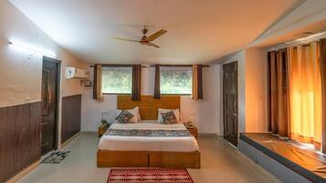 Family Room, Garden View | Desk, laptop workspace, iron/ironing board, free WiFi