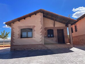 Vista frontal de la propiedad