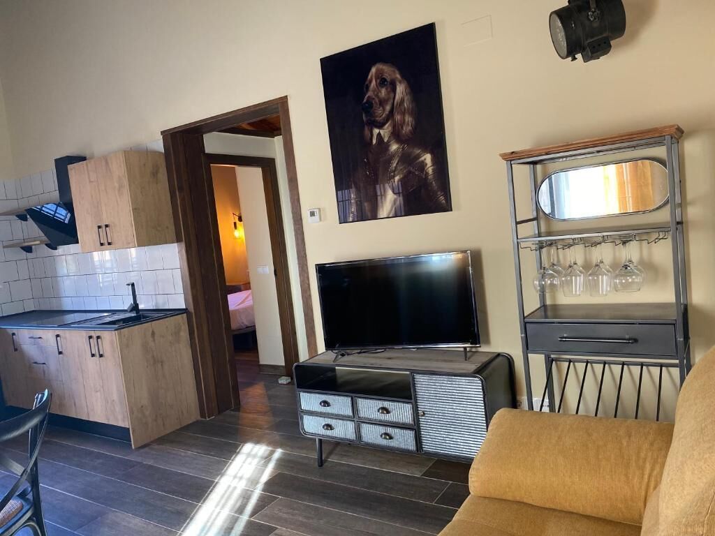 Frigorífico pequeño, microondas, placa de cocina y utensilios de cocina