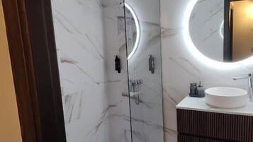 Deluxe villa, uitzicht op bergen | Badkamer | Een haardroger, handdoeken, zeep, shampoo