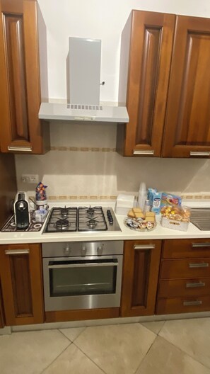 Frigorifero, forno, piano cottura, macchina per tè/caffè