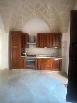 Frigorifero, forno, piano cottura, macchina per tè/caffè