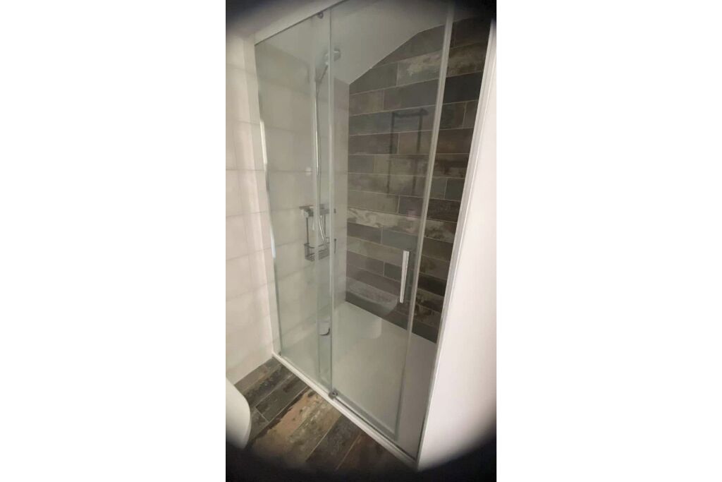 Dusche, Haartrockner, Handtücher, Toilettenpapier