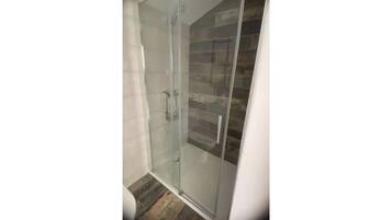 Dusche, Haartrockner, HandtĂŒcher, Toilettenpapier