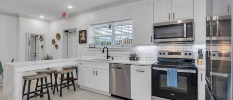 Jääkaappi, mikroaaltouuni, uuni, liesi