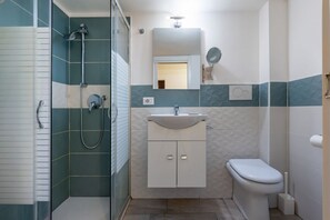 Douche, bidet, serviettes fournies