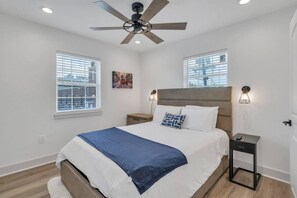 3 makuuhuonetta, työpöytä, silitysrauta/-lauta, vauvan matkasänky