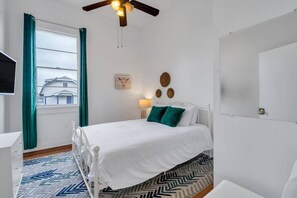 3 makuuhuonetta, työpöytä, silitysrauta/-lauta, vauvan matkasänky