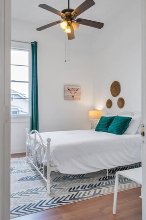 3 عدّة غرف نوم ومكتب ومكواة/لوح كي وسرير سفر