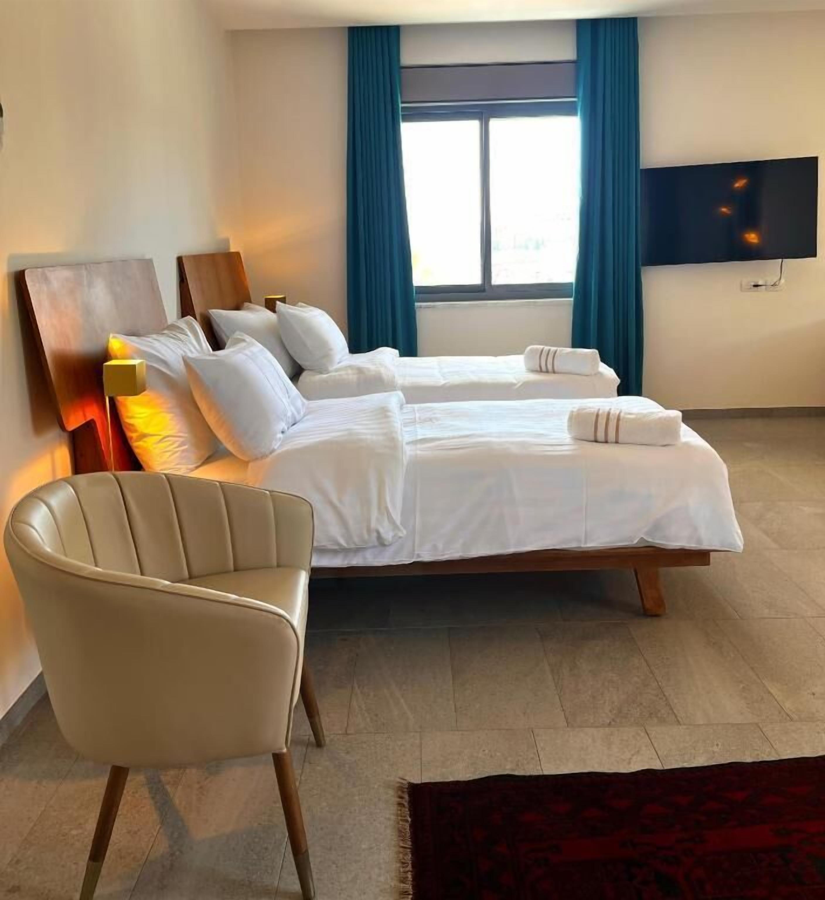 Familien-Suite, Balkon, Stadtblick | Zimmersafe, schallisolierte Zimmer, Bügeleisen/Bügelbrett