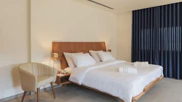 家庭套房, 阳台, 城市景观 | 客房内保险箱、隔音、熨斗/熨衣板、免费 WiFi