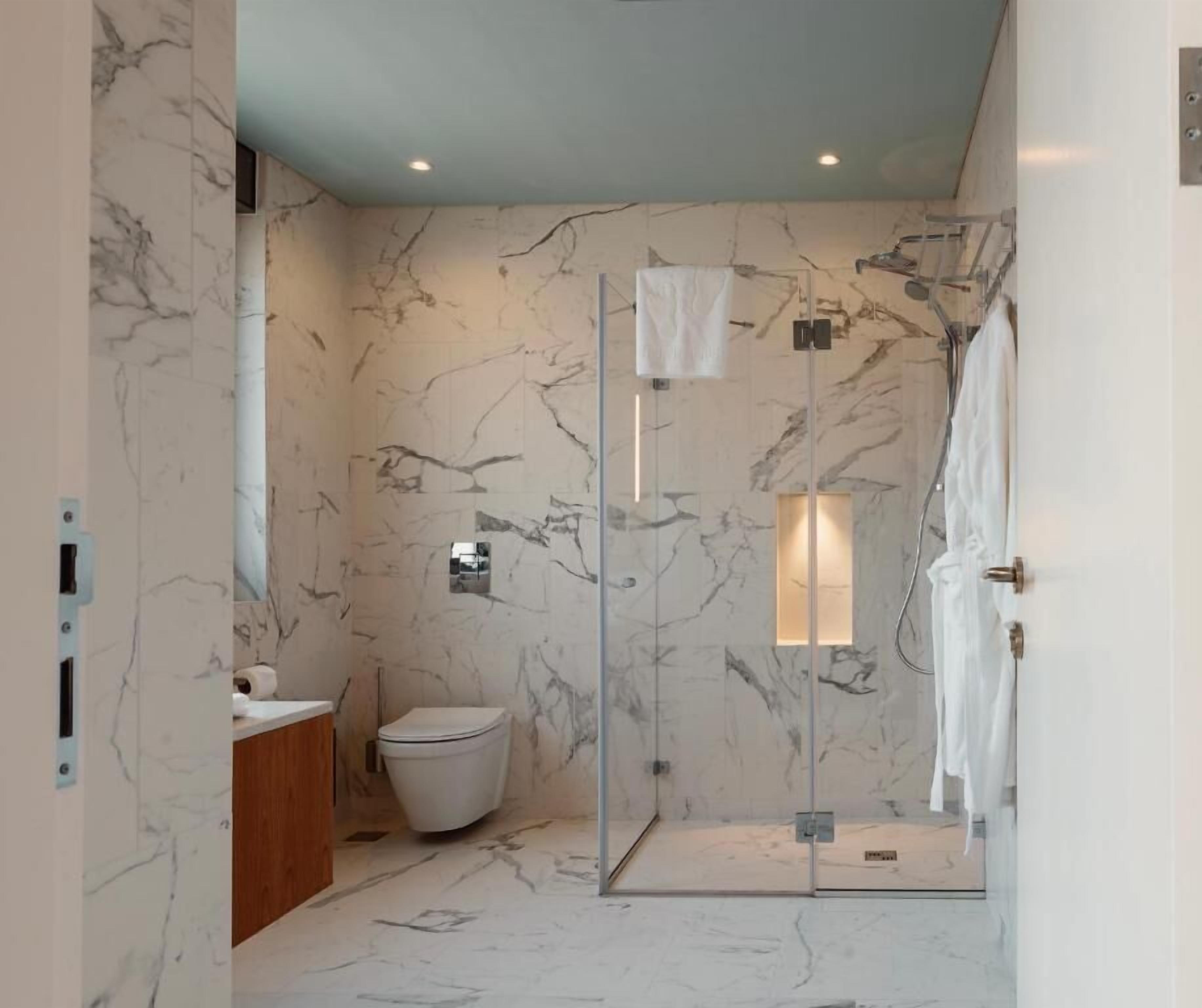 Pancuran mandi, kelengkapan dandanan diri percuma, pengering rambut 