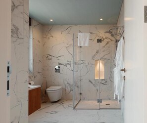 Dusche, kostenlose Toilettenartikel, Haartrockner, Hausschuhe