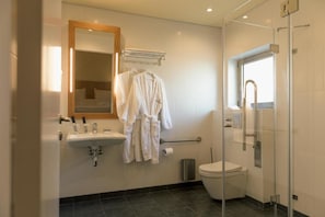 Standard-Doppelzimmer, Stadtblick | Badezimmer | Dusche, kostenlose Toilettenartikel, Haartrockner, Hausschuhe