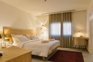 Standard-Doppelzimmer, Stadtblick | Zimmersafe, schallisolierte Zimmer, Bügeleisen/Bügelbrett