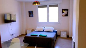 Chambre Familiale Double ou avec lits jumeaux, véranda, vue montagne | Espace de travail pour ordinateur portable, fer et planche à repasser