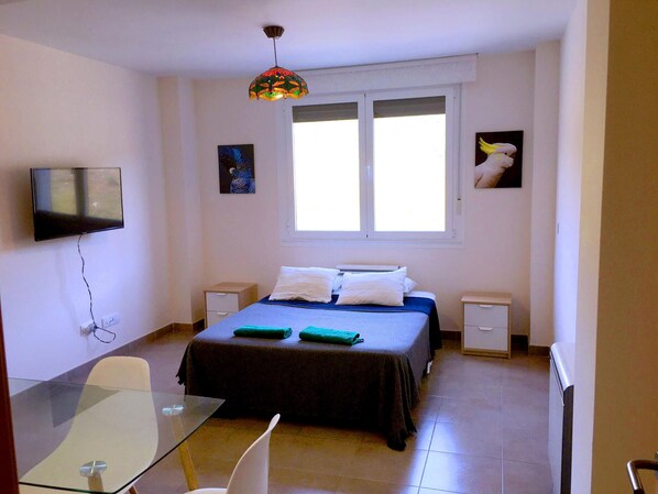 Chambre Familiale Double ou avec lits jumeaux, véranda, vue montagne | Espace de travail pour ordinateur portable, fer et planche à repasser