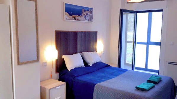 Habitación familiar con 1 cama matrimonial o 2 individuales, lanai, vista a la montaña | Espacio para trabajar con laptop y tabla de planchar con plancha