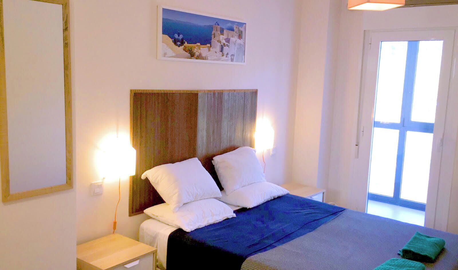 Habitación familiar con 1 cama doble o 2 individuales, lanai, vistas a la montaña | Espacio para trabajar con un portátil y tabla de planchar con plancha