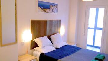 Kahden hengen perhehuone (yksi tai kaksi sänkyä), lanai, vuoristonäköala | Kannettavalle tietokoneelle sopiva työtila, silitysrauta/-lauta