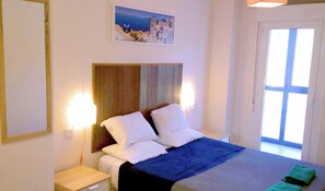 Chambre Familiale Double ou avec lits jumeaux, véranda, vue montagne | Espace de travail pour ordinateur portable, fer et planche à repasser