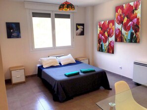 Habitación familiar con 1 cama matrimonial o 2 individuales, lanai, vista a la montaña | Espacio para trabajar con laptop y tabla de planchar con plancha