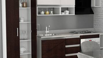 Jääkaappi, mikroaaltouuni, keittoastiat/astiat/ruokailuvälineet