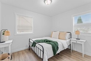 4 bedrooms, iron/ironing board, WiFi, bed sheets