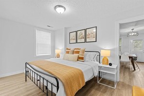 4 habitaciones, tabla de planchar con plancha, wifi y ropa de cama 