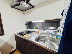冷蔵庫、電子レンジ、オーブン、コンロ