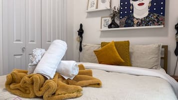 2 Schlafzimmer, Schreibtisch, Bügeleisen/Bügelbrett, Reisekinderbett
