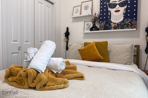 2 bedrooms, desk, iron/ironing board, travel crib