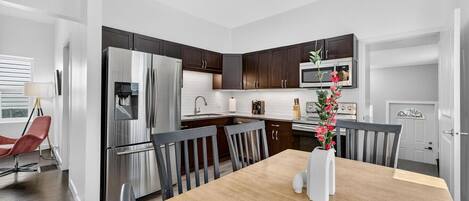 冷蔵庫、電子レンジ、オーブン、コンロ