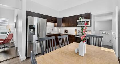 Muse House | Walk to Stadium | 5 min Rogers and DT