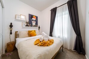 2 Schlafzimmer, Schreibtisch, Bügeleisen/Bügelbrett, Reisekinderbett