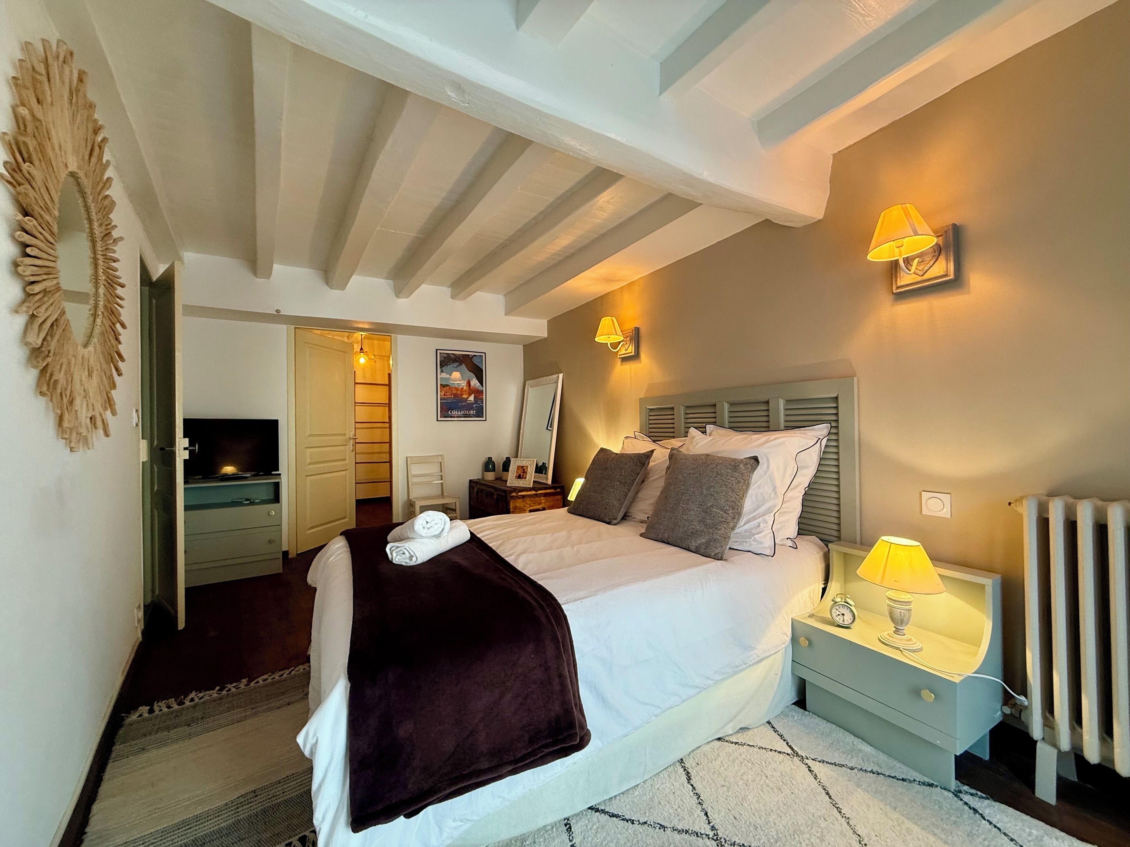 3 chambres, bureau, fer et planche à repasser, lit de bébé portatif