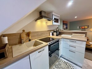 Réfrigérateur, micro-ondes, four, plaque de cuisson