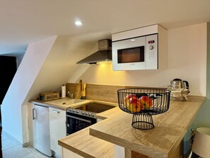 Fridge, microwave, oven, stovetop - Charming village house in Conflent (Marquixanes)