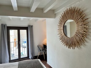 3 chambres, bureau, fer et planche à repasser, lit parapluie