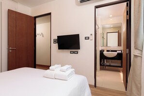 Comfort Townhome, Patio | In-room safe, iron/ironing board, free WiFi